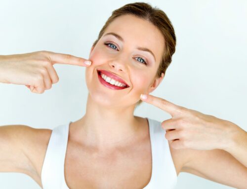 Cómo conseguir unos dientes blancos: evita y reduce las manchas dentales