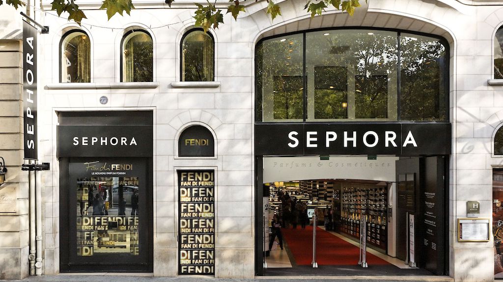 Sephora doit fermer son magasin à 21h sur les Champs-Elysées à Paris -  Challenges