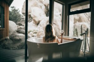 femme qui prend un bain d'eau froide