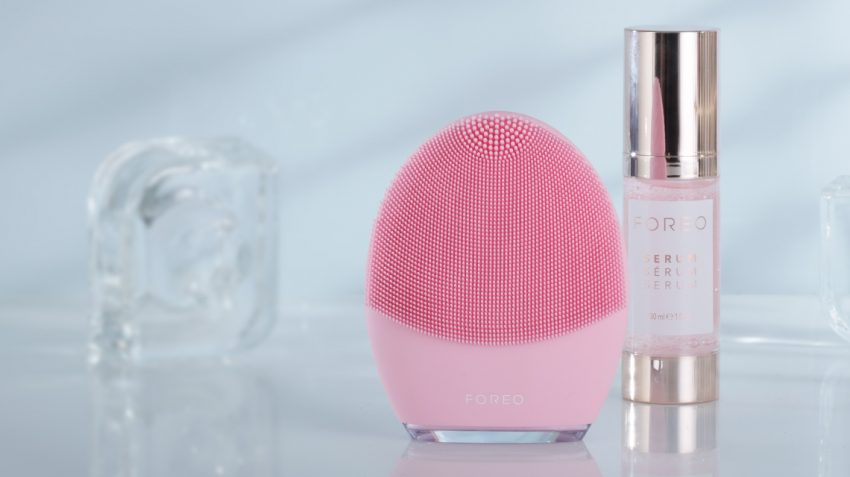 FOREO LUNA 3 on the desk with serum