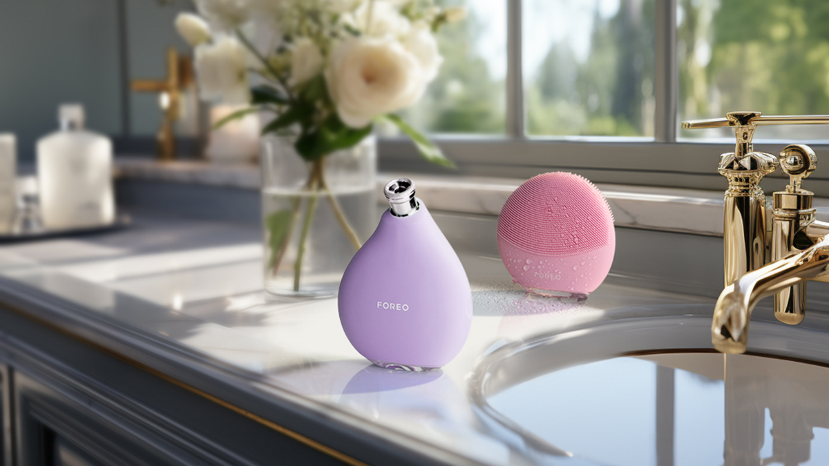 FOREO KIWI derma and LUNA on a marble counter in a bathroom